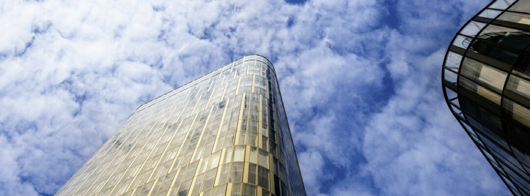 Ansicht des ICON VIENNA Gebäudes vor blauem Himmel
